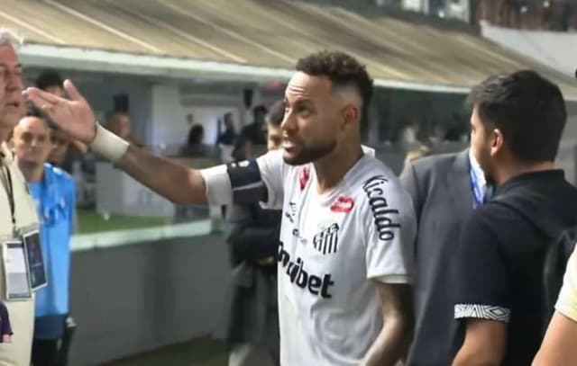 Neymar bate boca com torcedores do Santos após empate na Vila