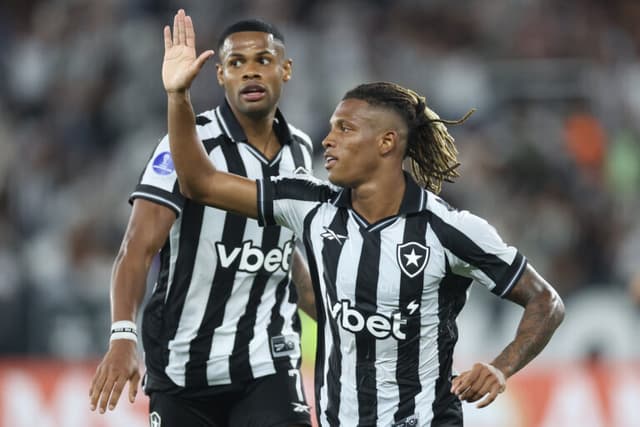 Com frango e expulsão, Botafogo vence Racing e reassume a liderança