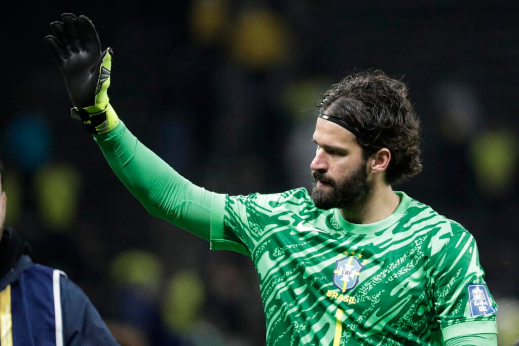 Veja: Arne Slot comenta possível transferência de Alisson