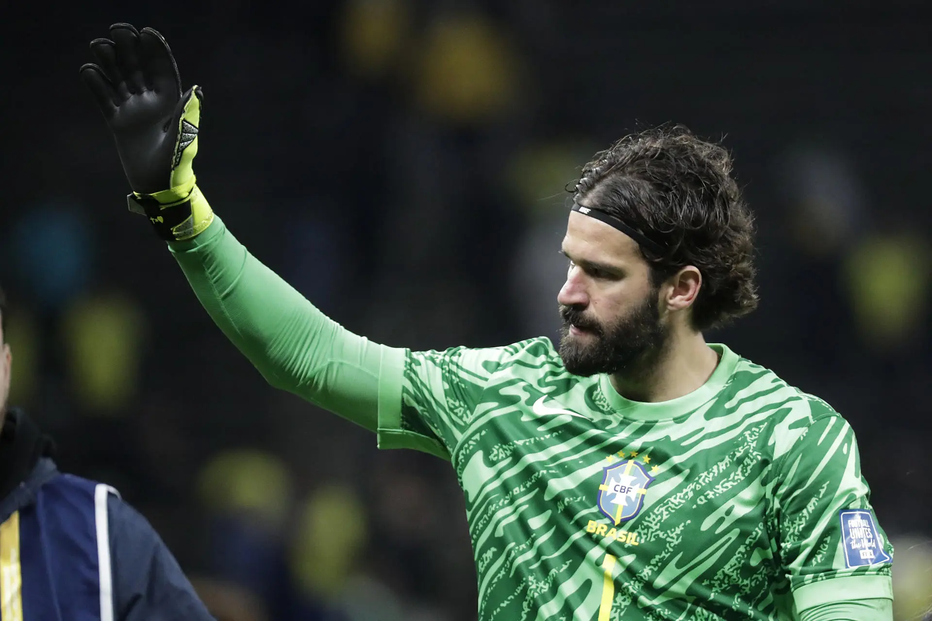 Veja: Arne Slot comenta possível transferência de Alisson
