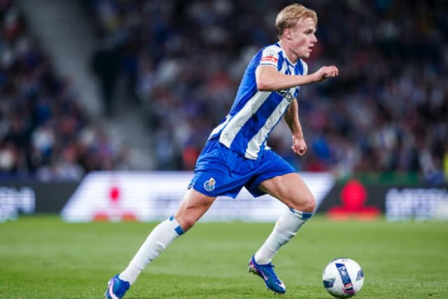 Newcastle entra na briga por Victor Froholdt, alvo de gigantes