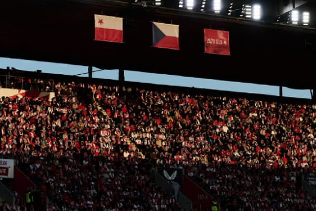 Slavia Praga é multado e perde clássico após invasão; entenda