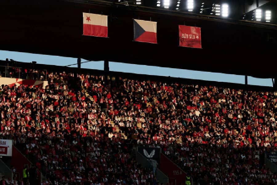 Slavia Praga é multado e perde clássico após invasão; entenda