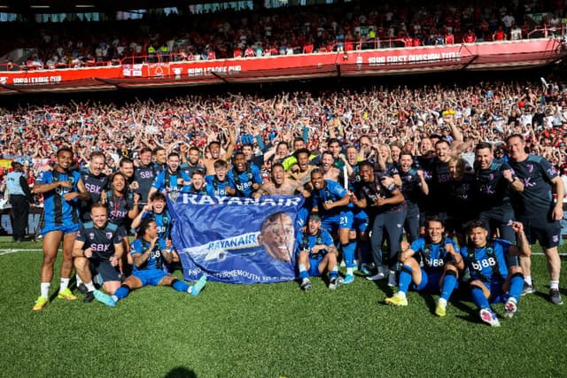 Bournemouth celebra vaga na Liga Europa com ‘Avião Rayan’