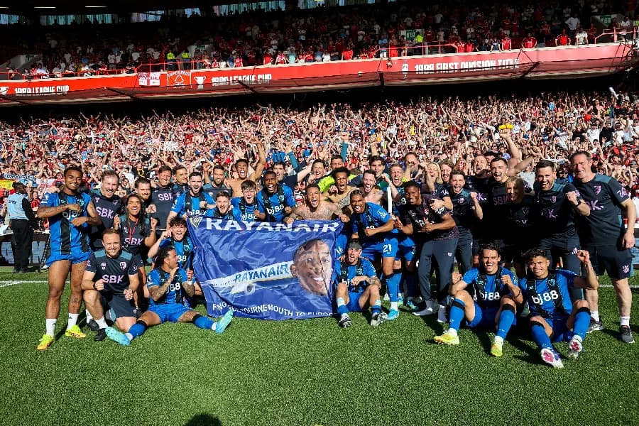 Bournemouth celebra vaga na Liga Europa com ‘Avião Rayan’