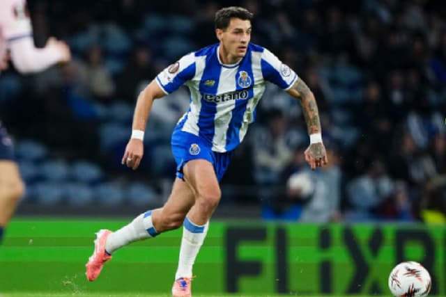 Arsenal confirma transferência definitiva de Jakub Kiwior ao Porto
