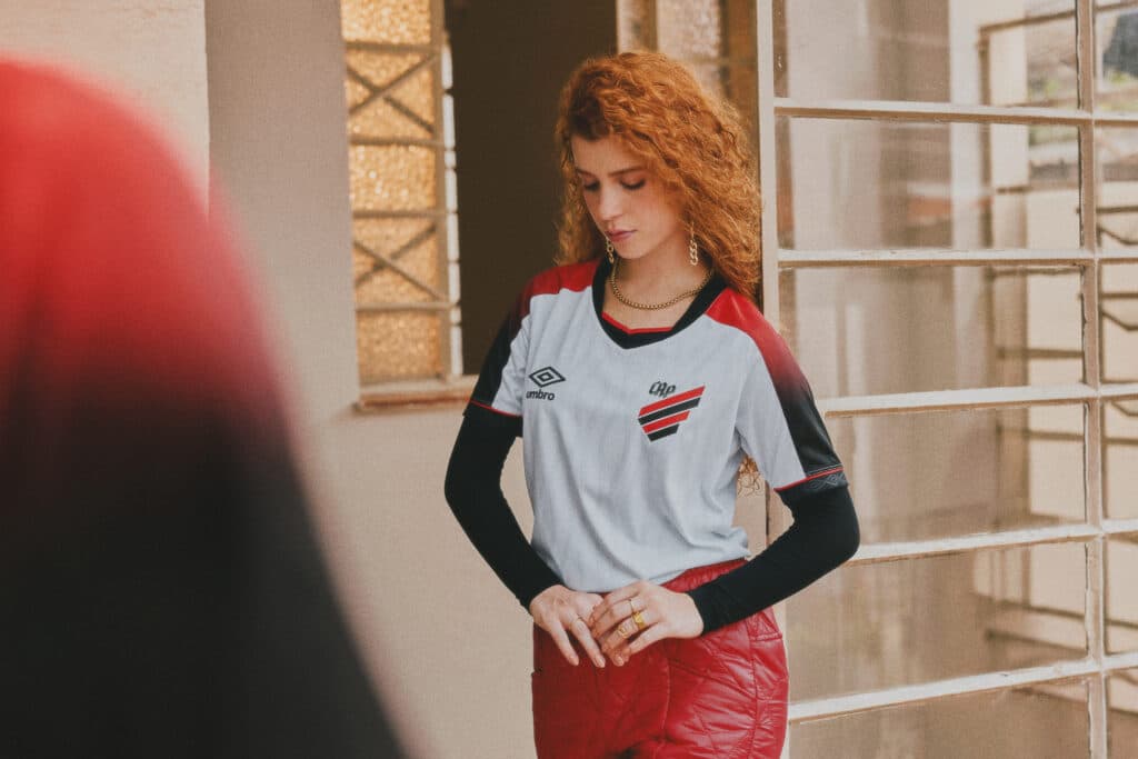 Athletico Paranaense apresentaa nova camisa oficial 2 com olhar contemporâneo sobre a tradição do clube - Divulgação/Umbro