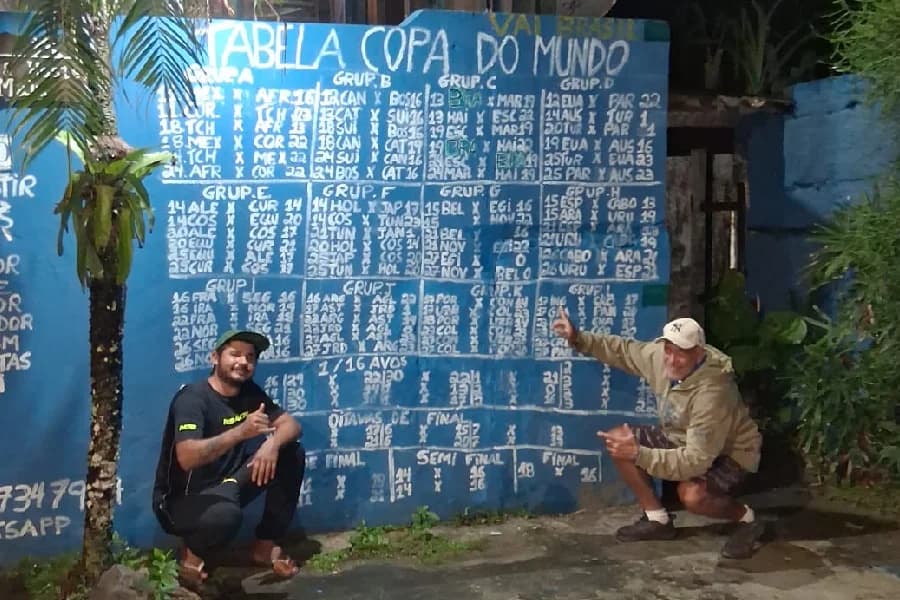 Salva-vidas pinta tabela da Copa no muro de casa