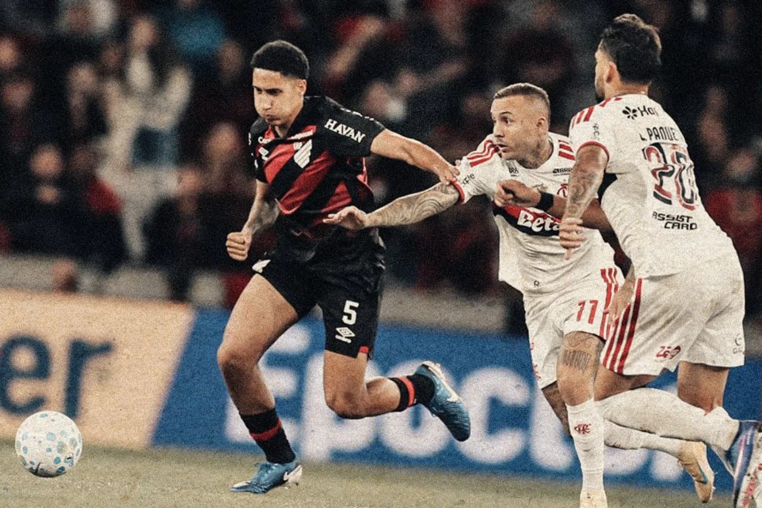 Pedro marca no fim, Flamengo sobrevive à pressão e empata com Athletico