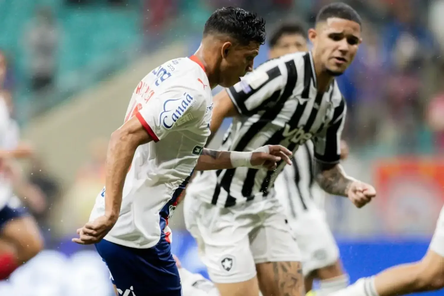 Bahia aproveita expulsão, vira sobre o Botafogo no fim e encerra jejum