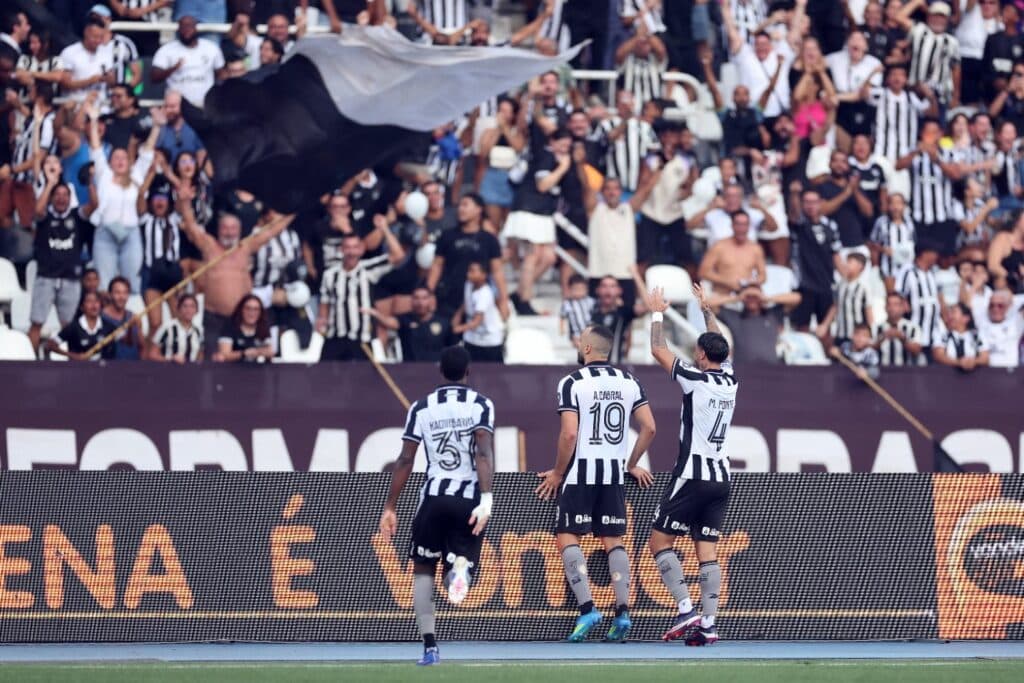 Arthur Cabral faz três, Botafogo vence Corinthians e afunda o rival no Z4