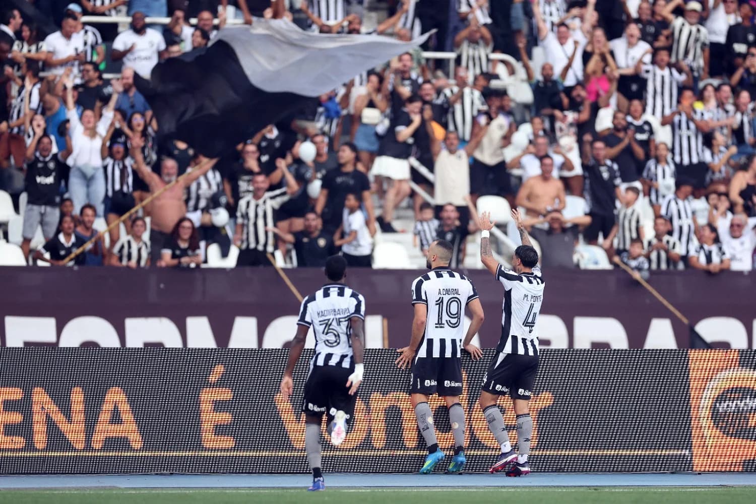 Arthur Cabral faz três, Botafogo vence Corinthians e afunda o rival no Z4