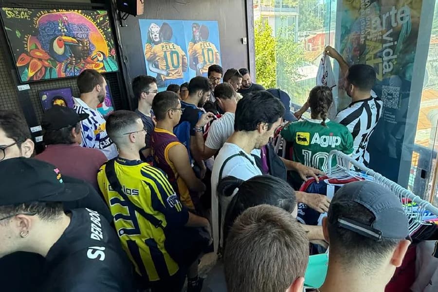Beco do Batman recebe encontro de troca de camisas e figurinhas