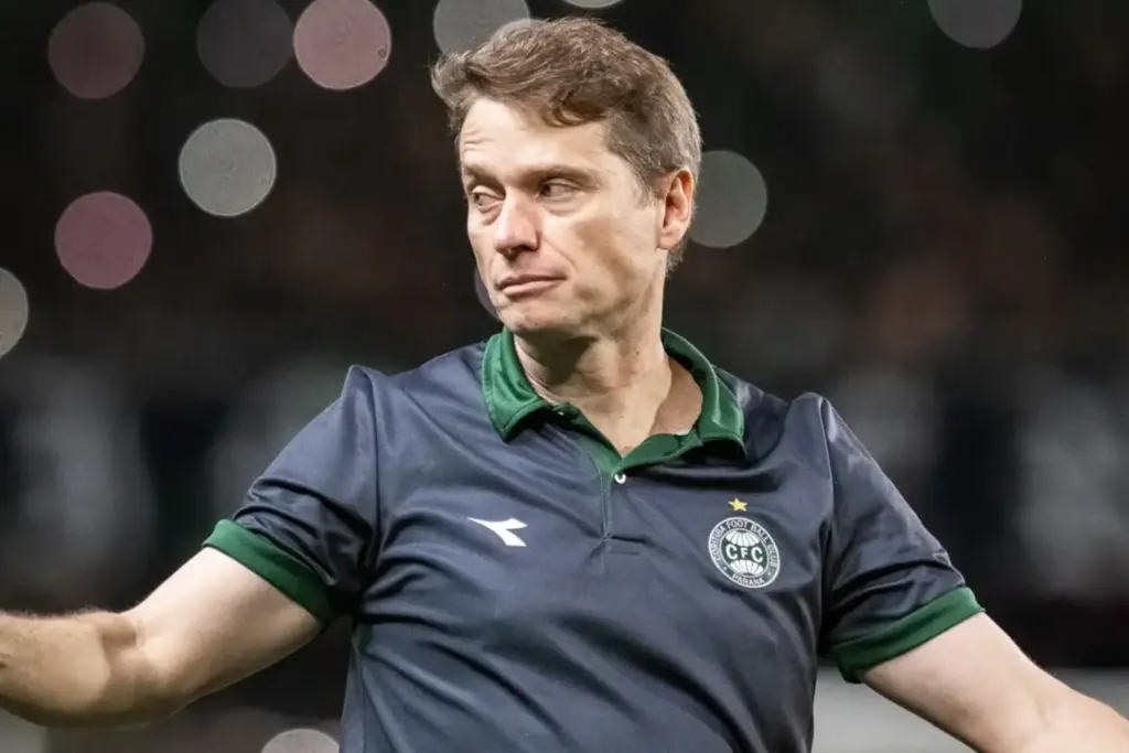 Técnico do Coritiba aponta expulsão de Pedro Rocha como crucial para vitória do Flamengo