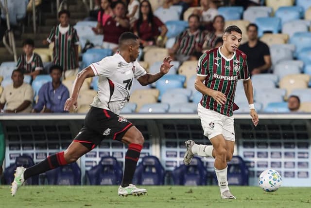 Serna marca no fim e Fluminense empata contra o Vitória no Maracanã