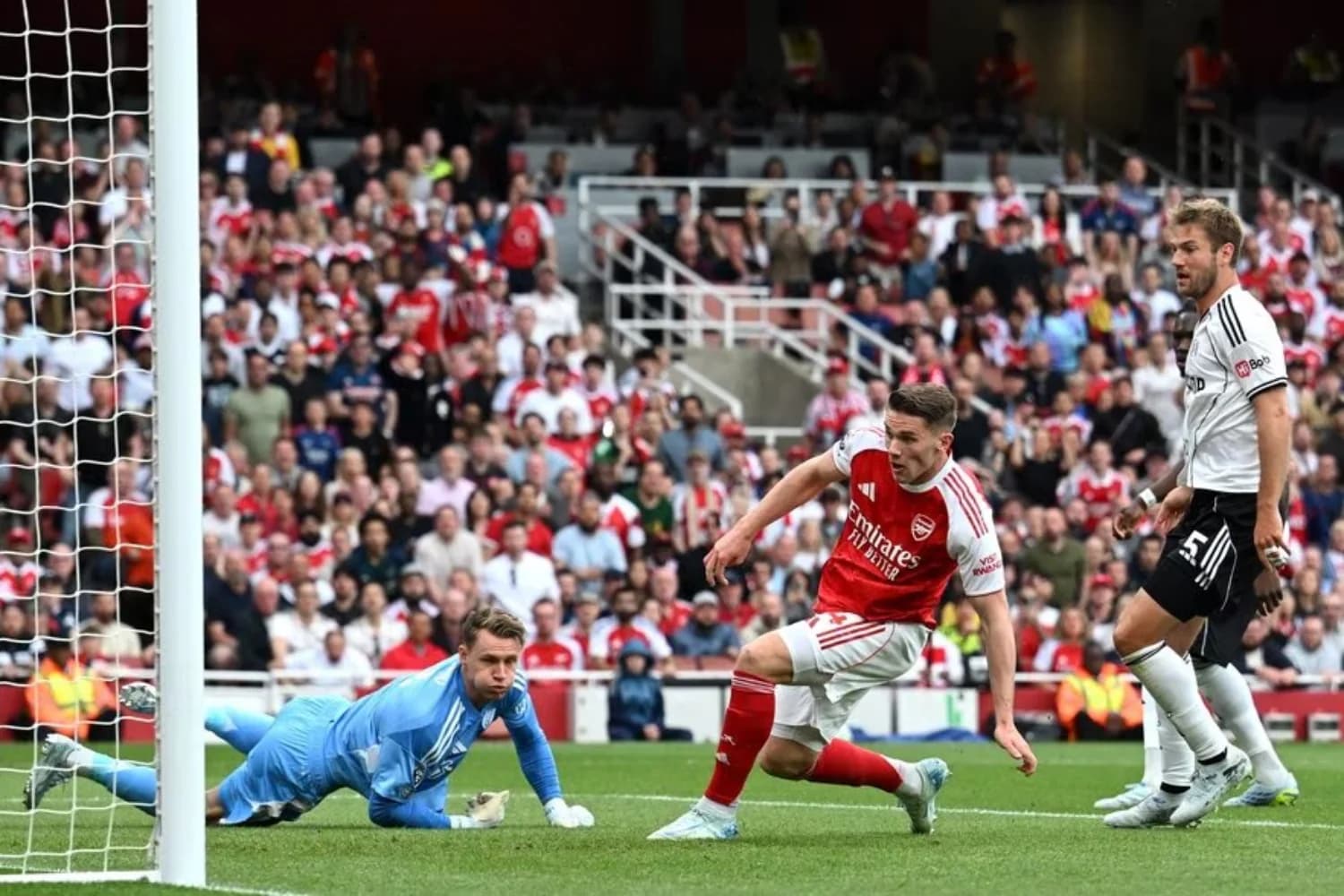 Gyökeres brilha, Arsenal amassa Fulham e dispara na liderança do Inglês