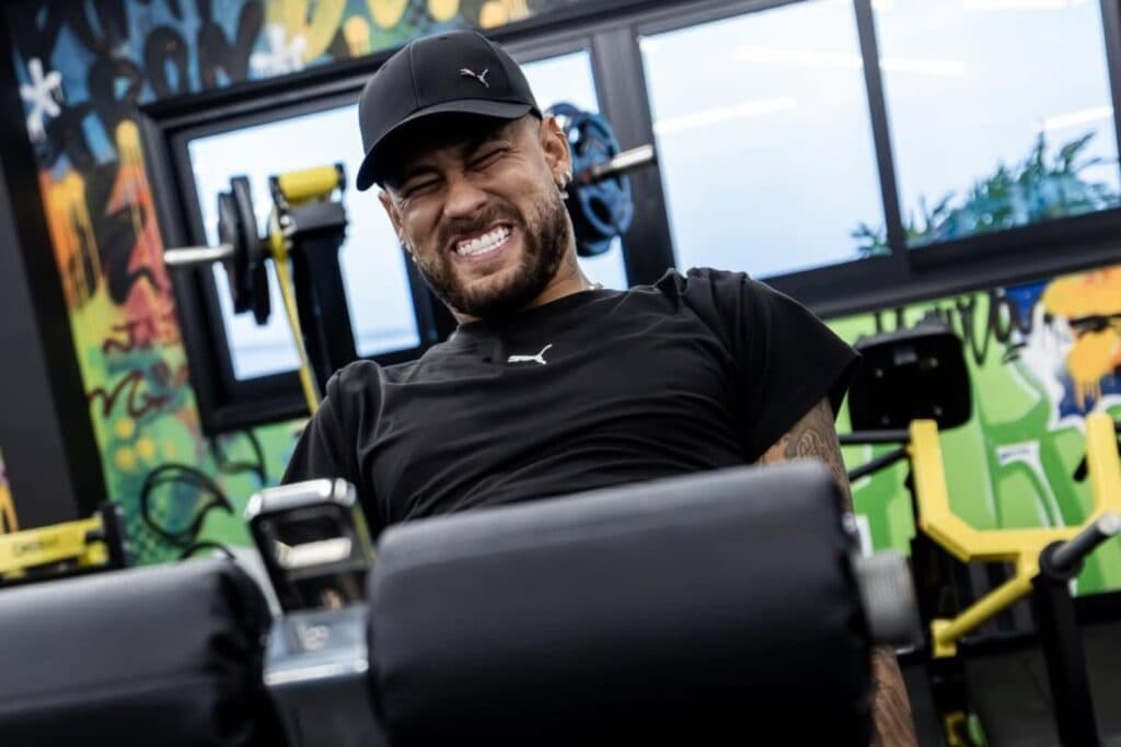 Neymar dá tapa e rasteira em Robinho Jr. durante briga no CT do Santos, relata site