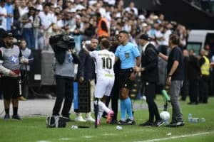 Neymar em ação contra o Coritiba, na Neo Química Arena