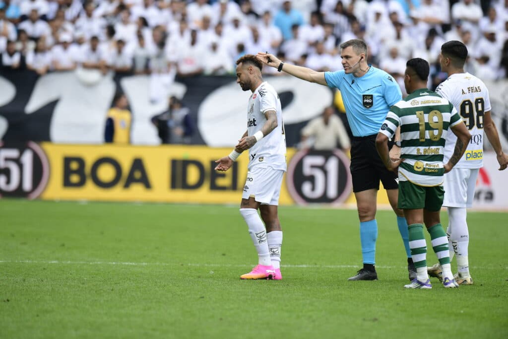 Breno Lopes brilha, Neymar é substituído por engano e Coritiba atropela Santos