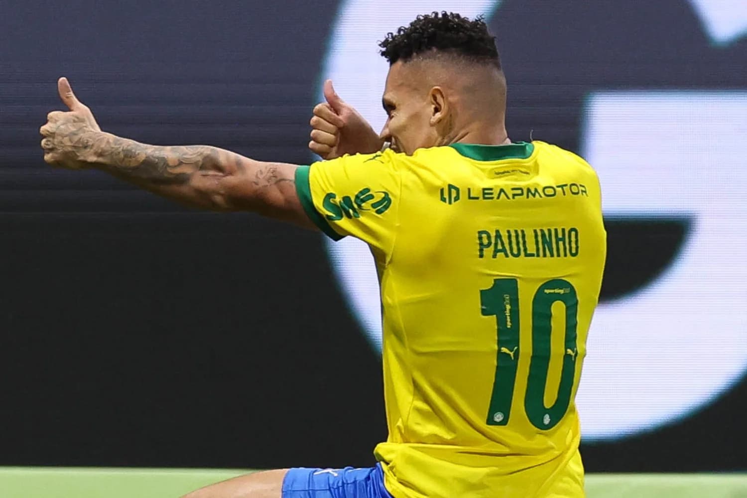 Com um a menos, Palmeiras supera Chapecoense após pênalti perdido no fim