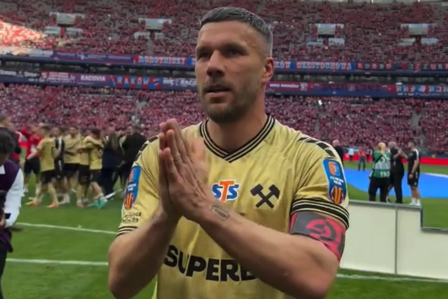Aos 40 anos, Podolski realiza sonho ao ser campeão com time de coração na Polônia