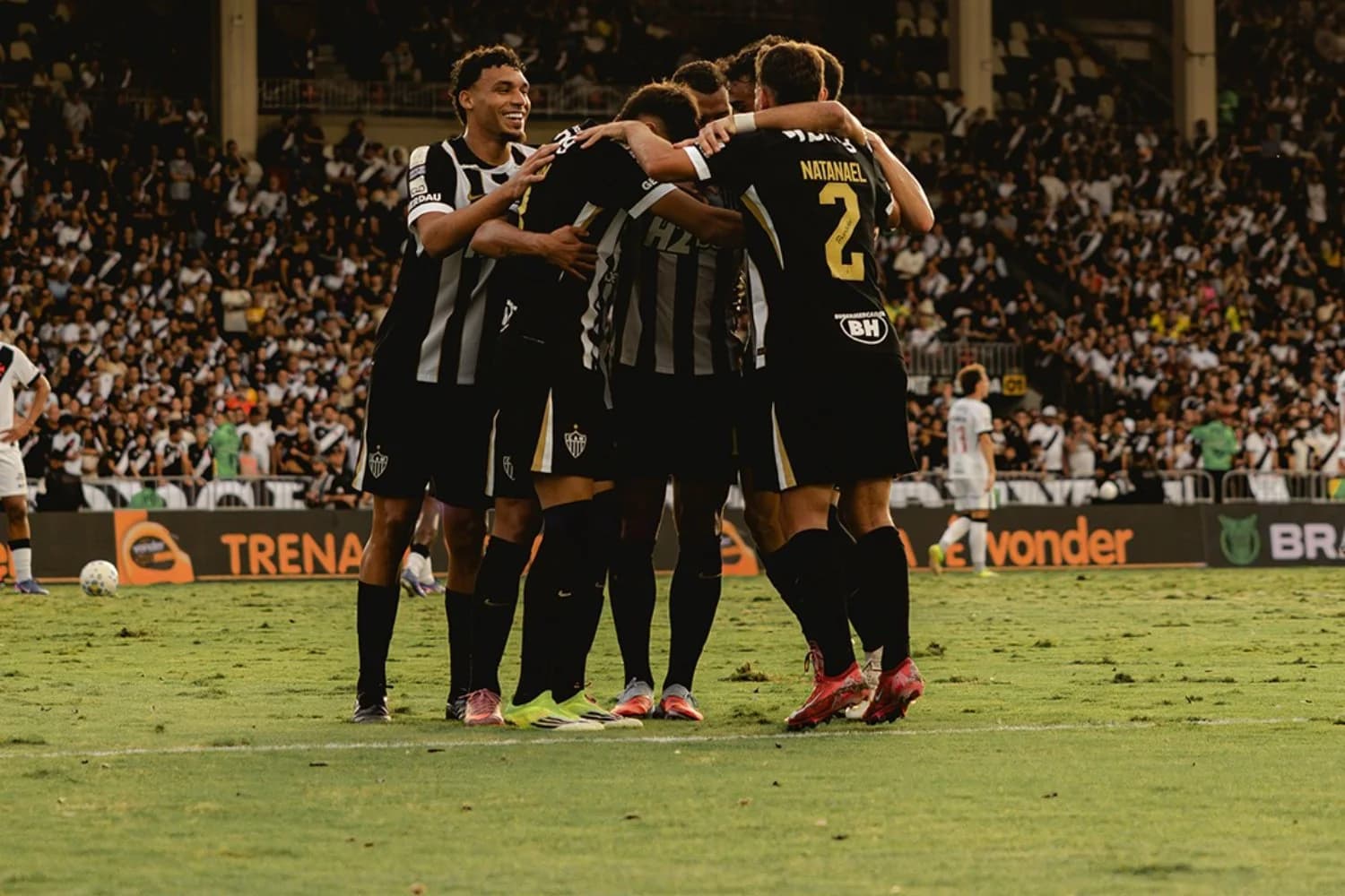 Everson brilha, Atlético-MG vence o Vasco e se afasta do Z4