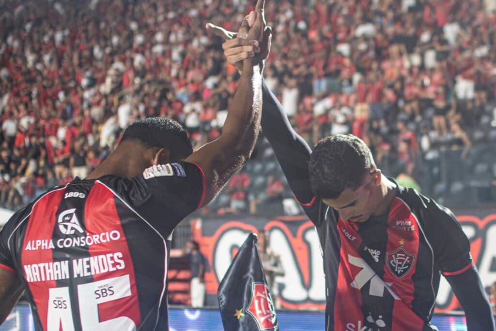Com show de Renê, Vitória aproveita expulsão e goleia o Coritiba