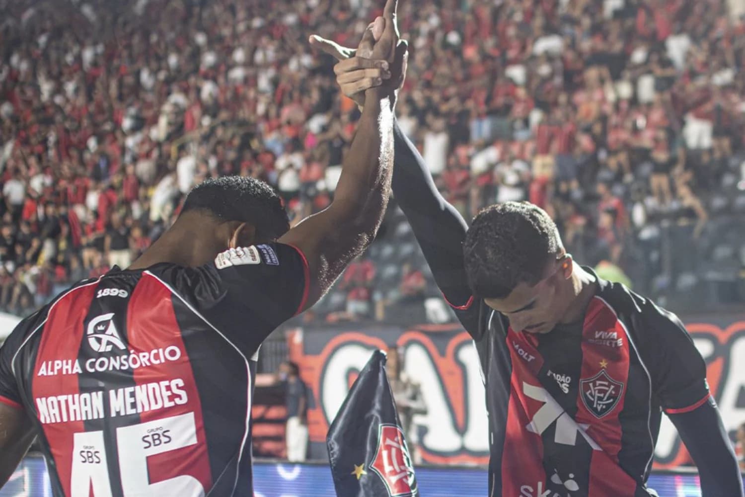 Com show de Renê, Vitória aproveita expulsão e goleia o Coritiba
