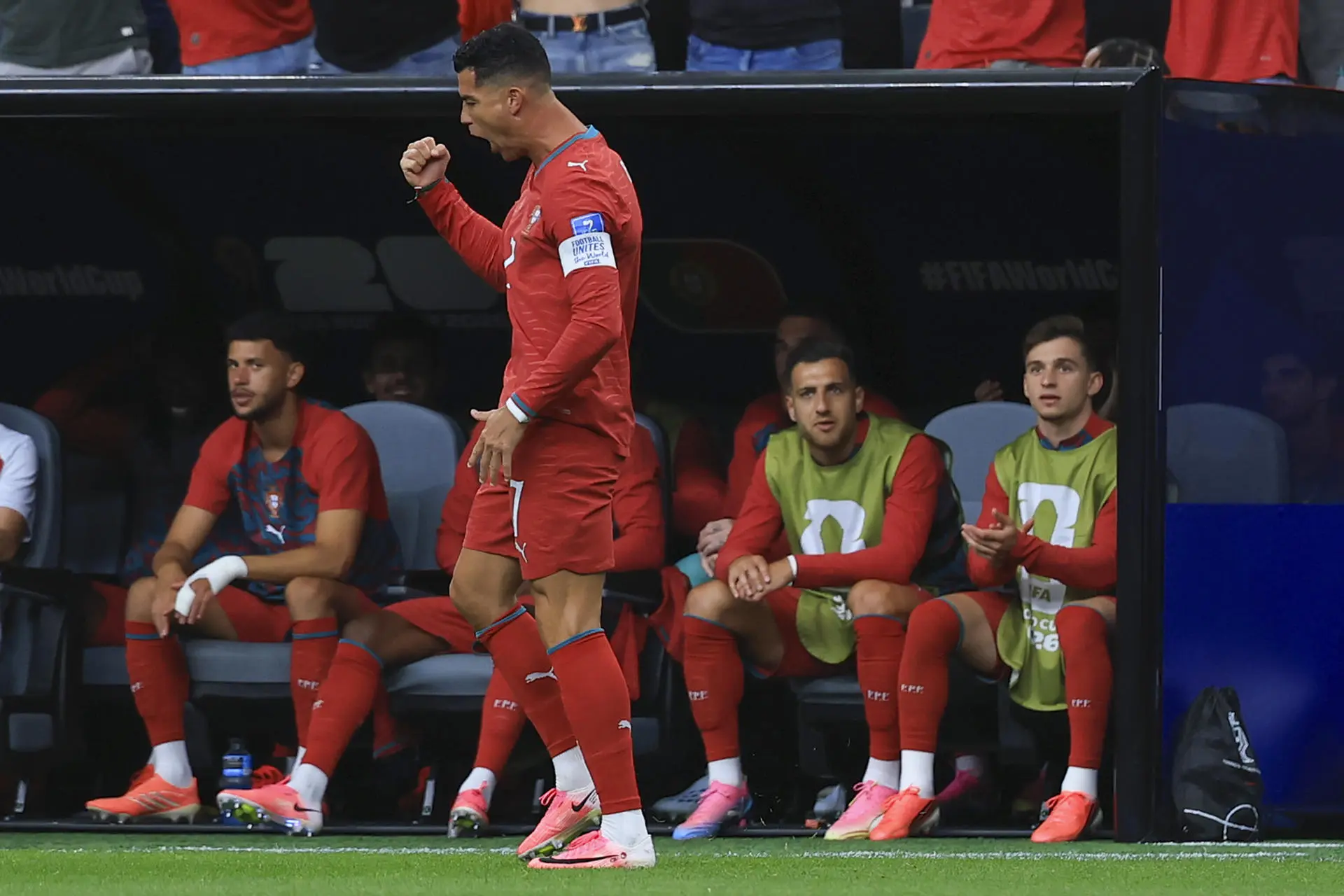 Mordido, Cristiano Ronaldo reage com gols, recorde e coletividade