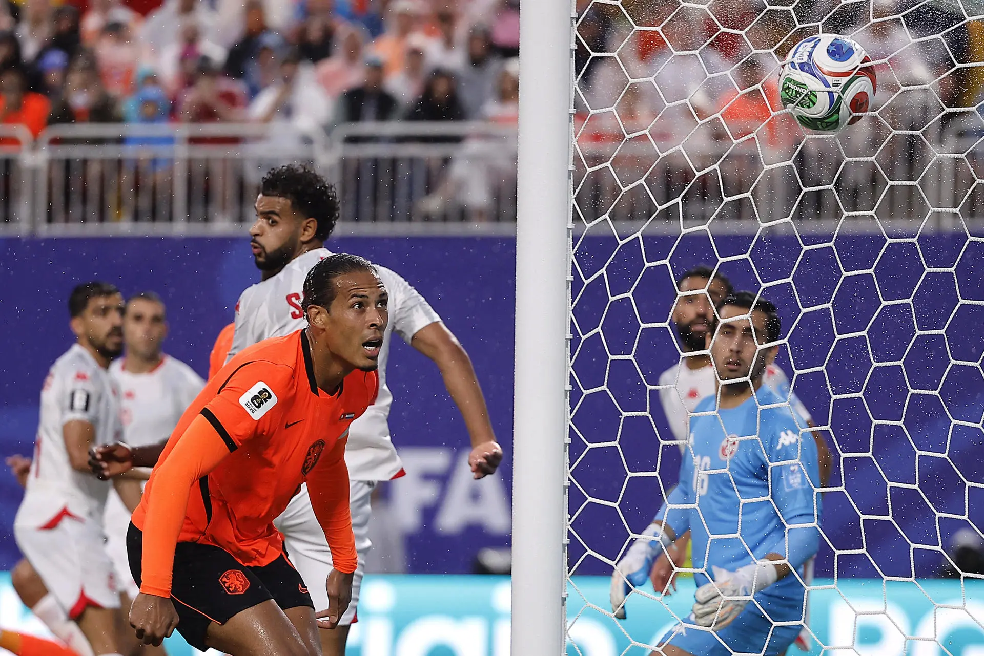 Holanda domina Tunísia, garante liderança do Grupo F e ‘foge’ do Brasil