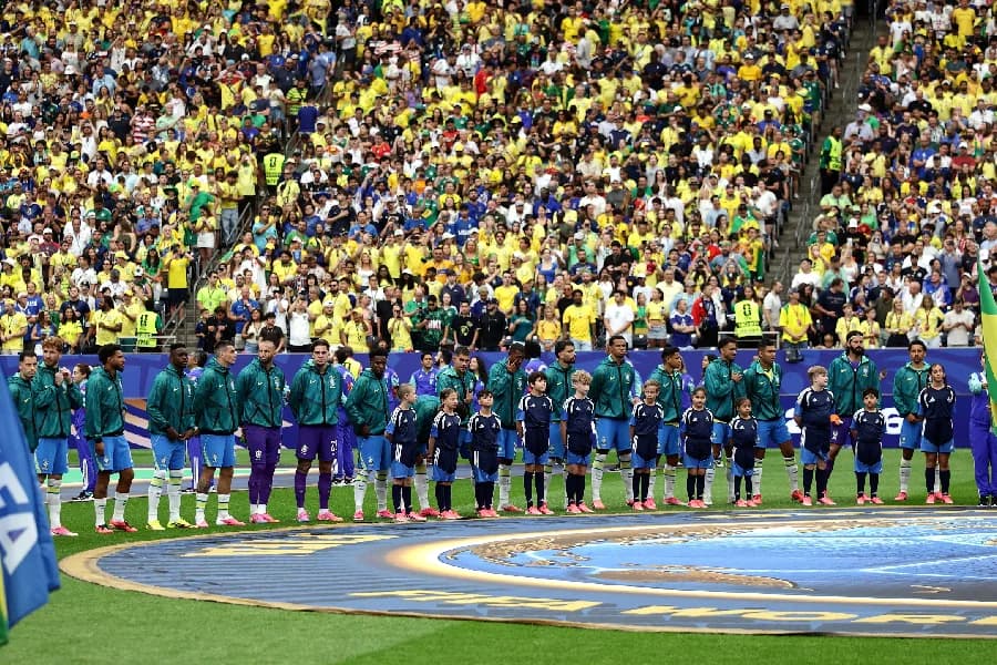Seleção brasileira durante execução do hino - EFE/EPA/CHRISTOPHER NEUNDORF
