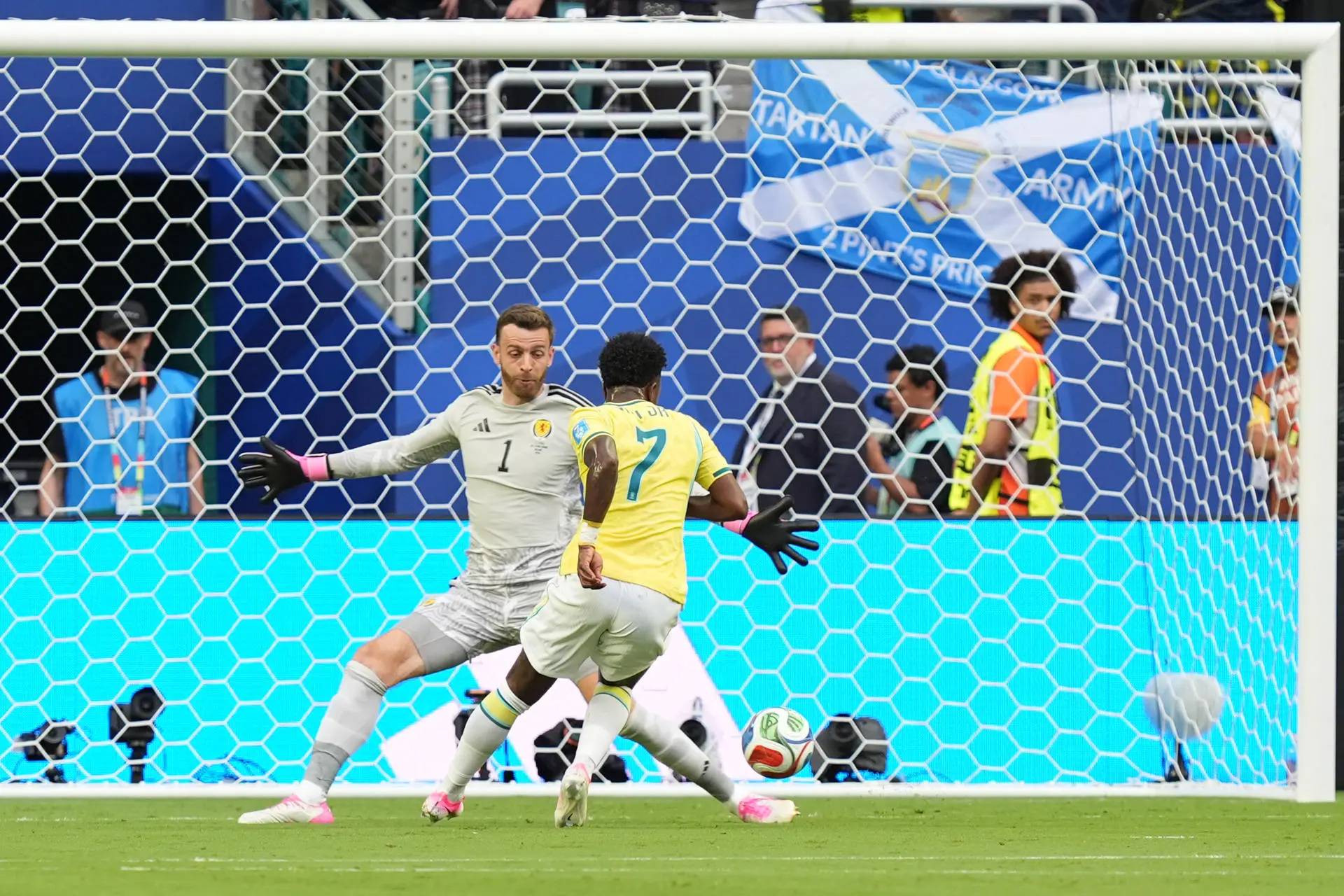 Com brilho de Vini e volta de Neymar, Brasil atropela Escócia e garante liderança
