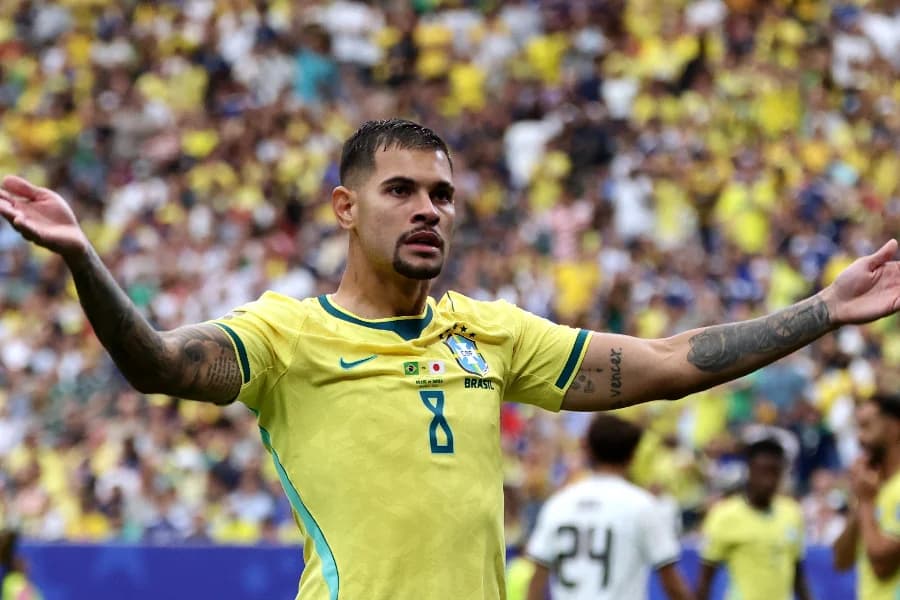 Bruno Guimarães durante o duelo contra o Japão - EFE/EPA/CHRISTOPHER NEUNDORF