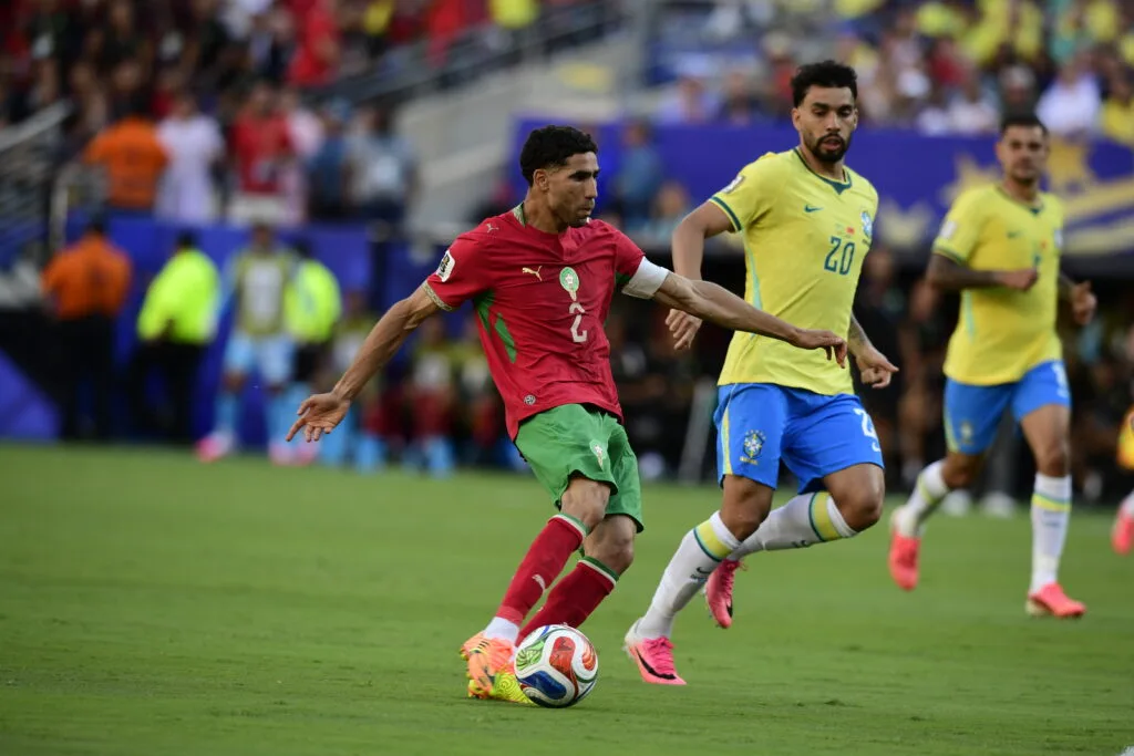 Hakimi e Paquetá em ação: Brasil e Marrocos se enfrentaram no Metlife Stadium, em Nova Jersey, na abertura do grupo C da Copa do Mundo 2026 - Alexandre Battibugli/PLACAR