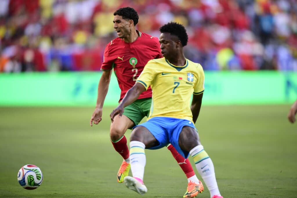 Vinicius Jr e Hakimi em ação: Brasil e Marrocos se enfrentaram no Metlife Stadium, em Nova Jersey, na abertura do grupo C da Copa do Mundo 2026 - Alexandre Battibugli/PLACAR
