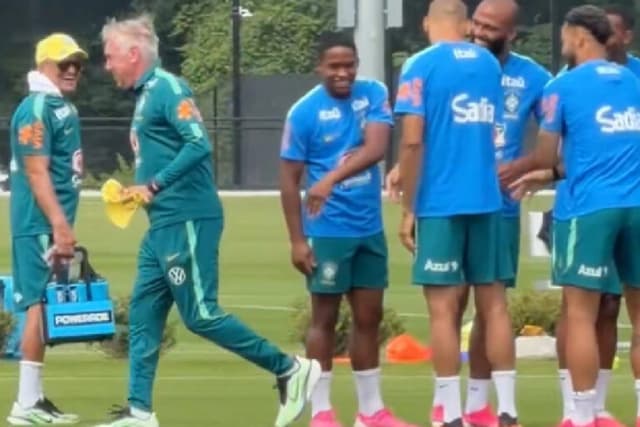 Aniversariante, Ancelotti passa por ‘corredor polonês’; veja vídeo