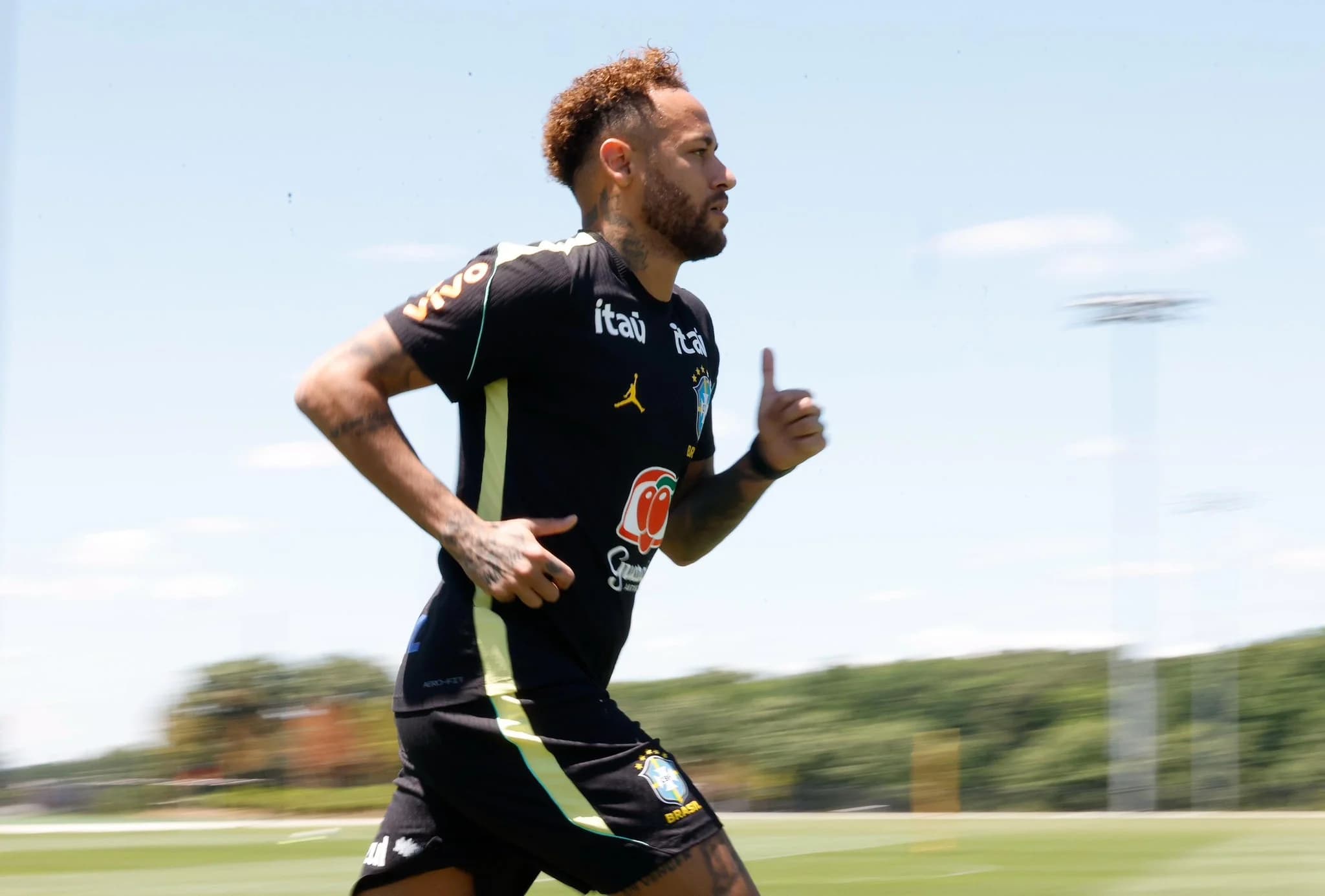 Neymar treina pela primeira vez com bola, mas segue dúvida contra o Haiti
