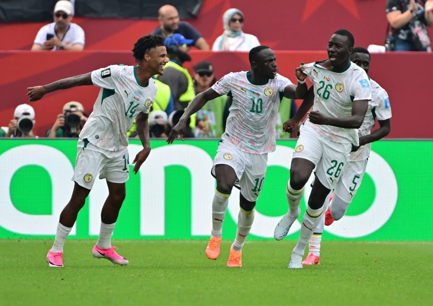 Senegal atropela Iraque e sonha com classificação na Copa