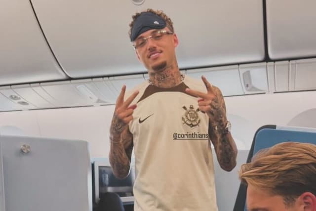 Atacante da Holanda aparece com camisa do Corinthians