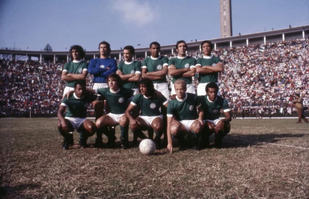 Time posado do Palmeiras, em pé: Eurico, Leão, Dudu, Luis Pereira, Alfredo e Zaca; agachados: Edu, Leivinha, César, Ademir da Guia e Nei, time que venceu o Campeonato Paulista de 1972, no Estádio do Pacaembu (Lemyr Martins/Placar)