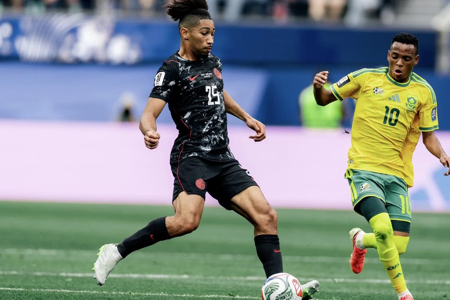 Com gol nos acréscimos, Canadá supera África do Sul e faz história