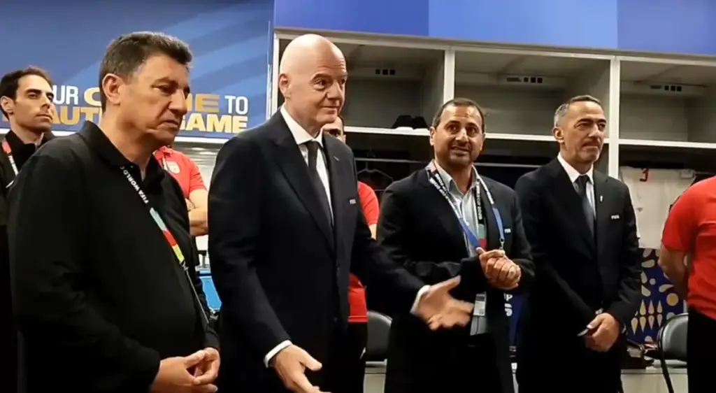 Infantino vai a vestiário, discursa e ouve desabafo de técnico do Irã
