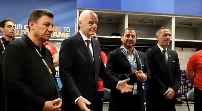 Infantino vai a vestiário, discursa e ouve desabafo de técnico do Irã