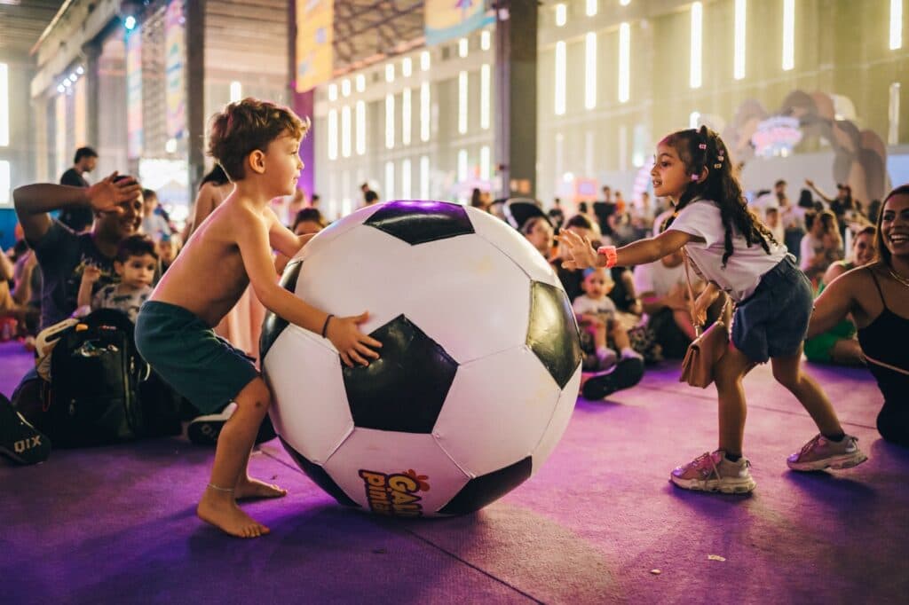 No clima da Copa, festival infantil aposta no futebol para tirar crianças das telas