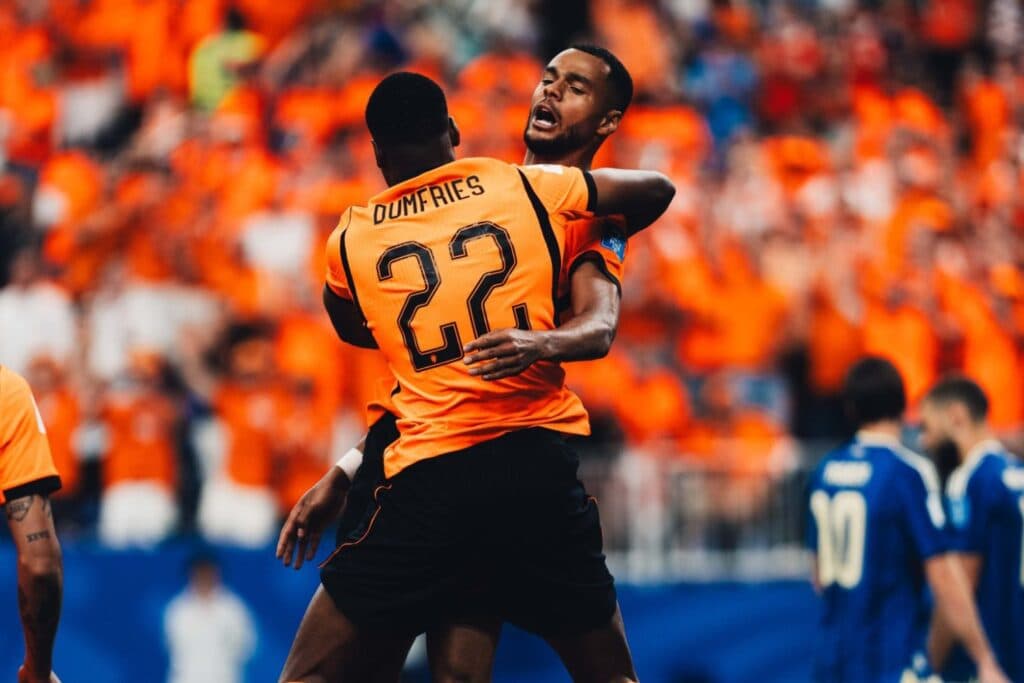 Ataque brilha, Holanda atropela Suécia e assume a liderança do Grupo F na Copa