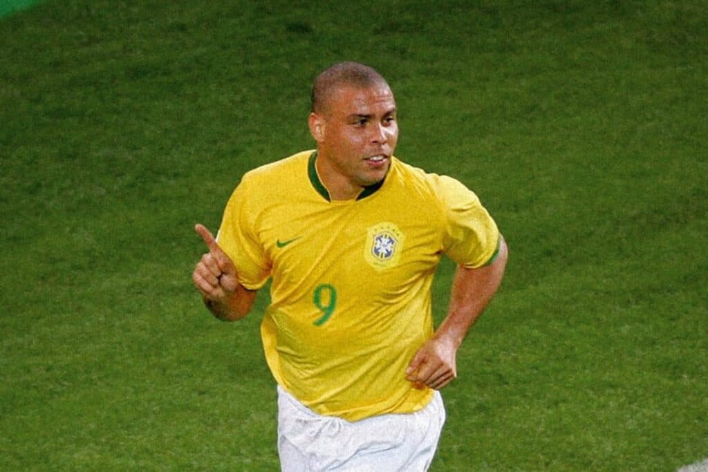 Ronaldo revela ter pedido para Zidane deixar vestiário da seleção após derrota em 2006