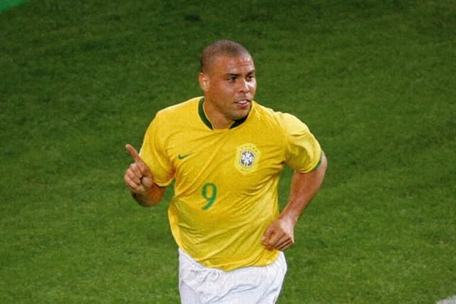 Ronaldo revela ter pedido para Zidane deixar vestiário da seleção após derrota em 2006