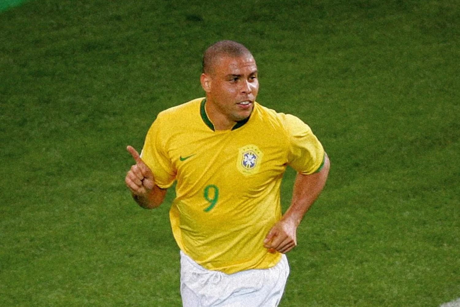 Ronaldo revela ter pedido para Zidane deixar vestiário da seleção após derrota em 2006