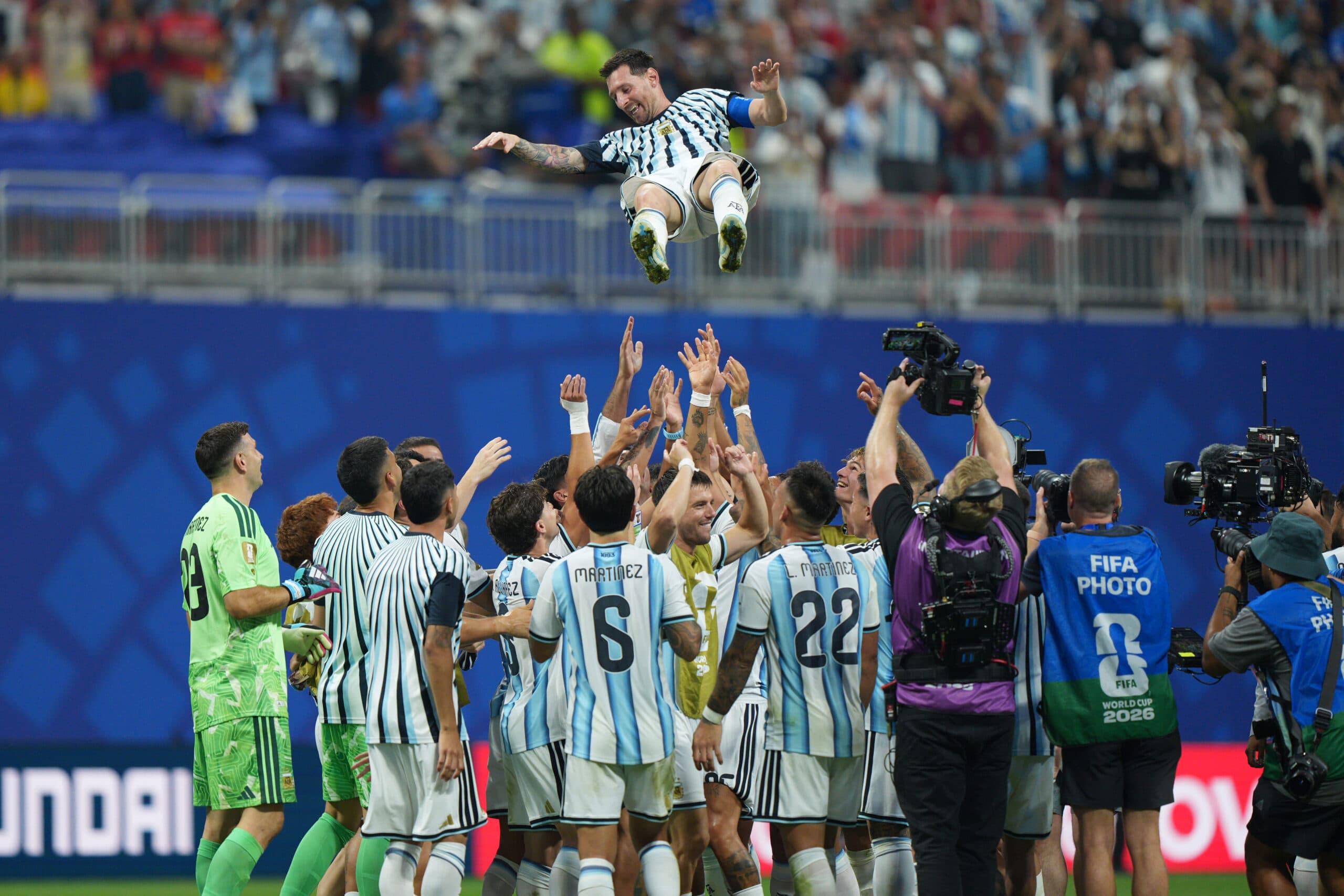 Messi chora de emoção e segue colecionando recordes na Copa; lista