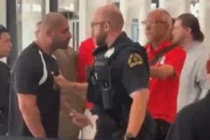 Egito é vítima de truculência policial em Dallas; veja vídeo